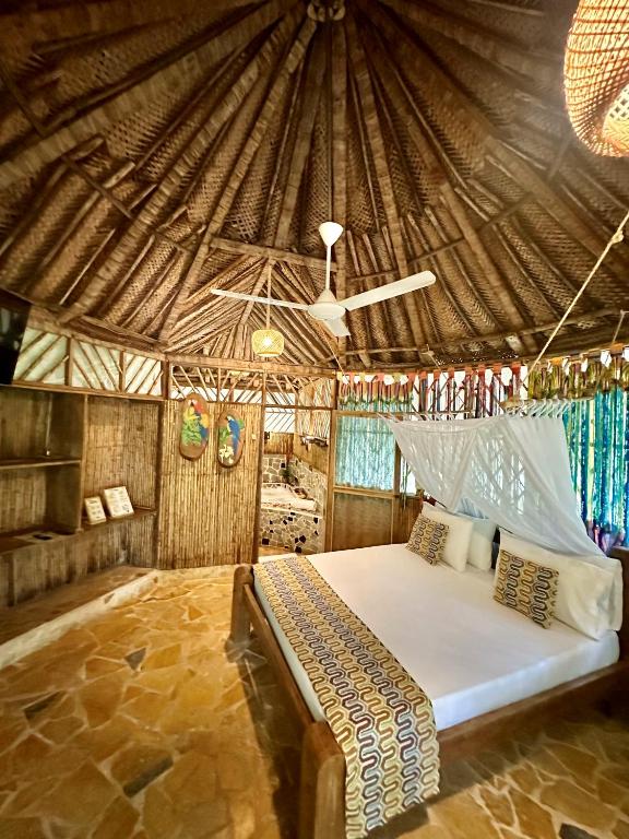 una camera da letto in una yurta con un letto in esso di Eco Hostal Yuluka a El Zaino