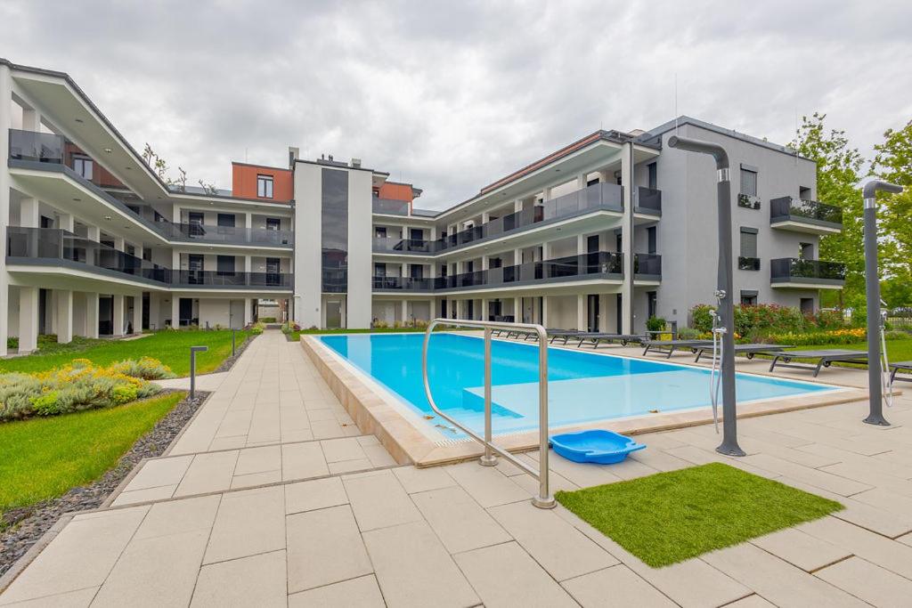 Bazén v ubytovaní Haven Apartman Zamárdi By BLTN alebo v jeho blízkosti