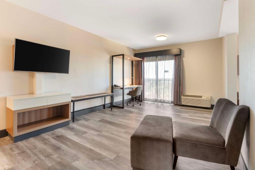 Best Western Plus Atlanta Airport East - Deluxe King Room - Non-Smoking