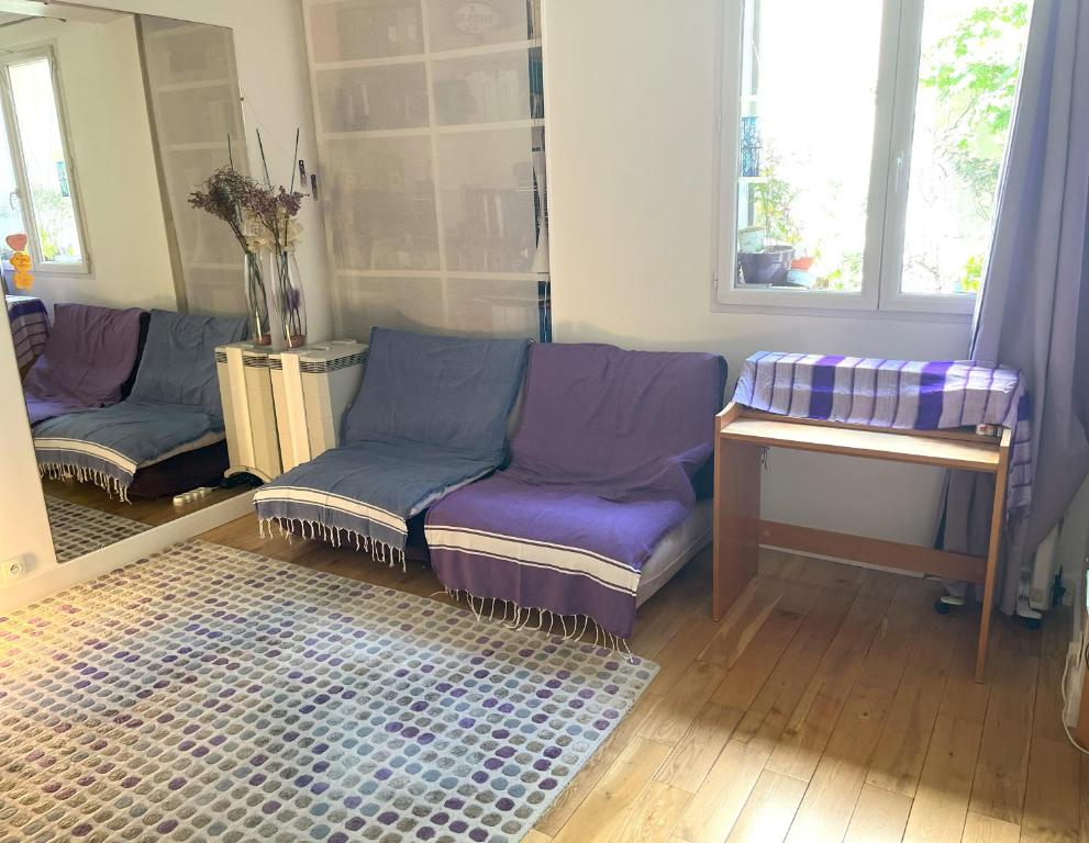 un salon avec un canapé et une table dans l'établissement Appartement familial Paris 16 Porte de Saint Cloud, à Boulogne-Billancourt