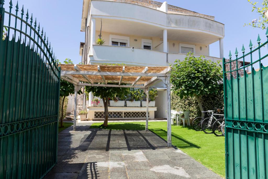 Zahrada ubytování Nice villa only 100m from the beach