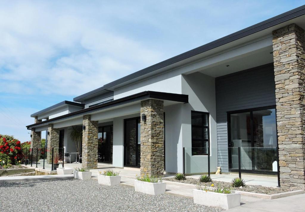 戈尔莱瑟维森住宿加早餐旅馆的街道上设有柱子和窗户的白色建筑
