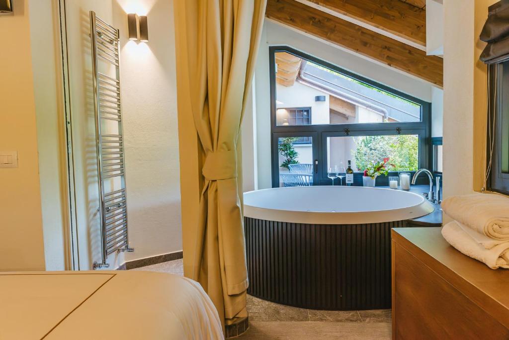 Postel nebo postele na pokoji v ubytování Garesio Wine Resort