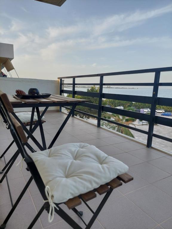 Balkón alebo terasa v ubytovaní Eleni's seafront apartment