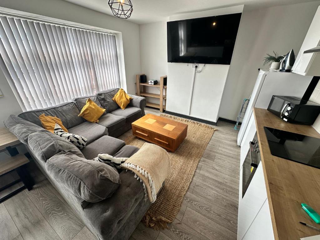 Town Center Willow Apartment - Sleeps Up to 10 - Dogs Welcome - 2 Minutes from Train Station - Hizvo