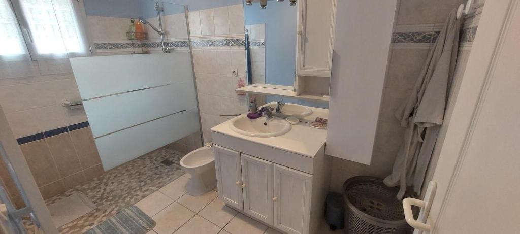 Salle de bains dans l'établissement Maison Solyne Andernos les Bains
