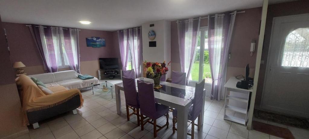 - un salon avec une table et un canapé dans l'établissement Maison Solyne Andernos les Bains, à Andernos-les-Bains