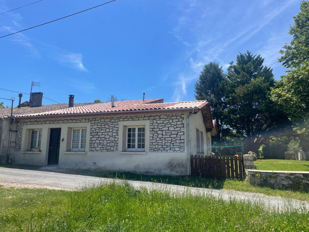 a small stone house with a red roof at Maison de la petite sorcière in Razac-de-Saussignac