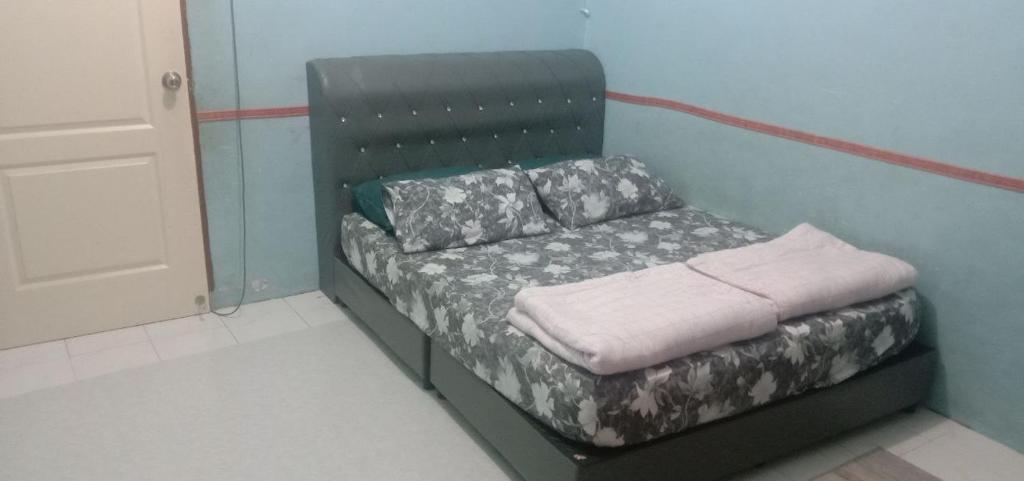 Кровать или кровати в номере Homestay sungai besar