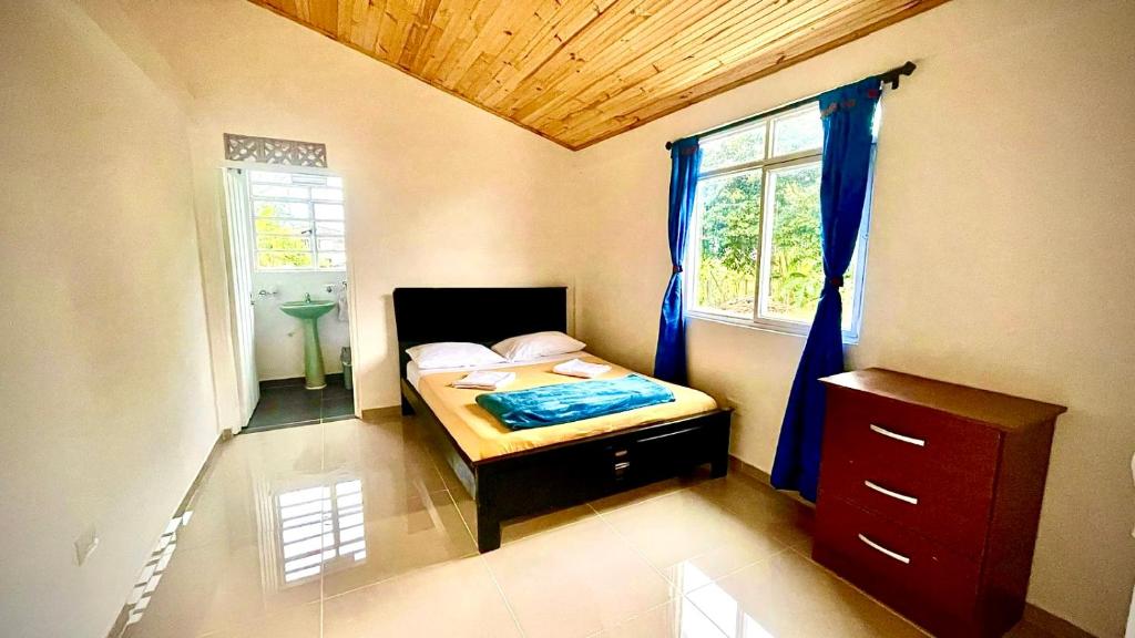 Postel nebo postele na pokoji v ubytování Casa Rural El Vergel Montenegro Quindio
