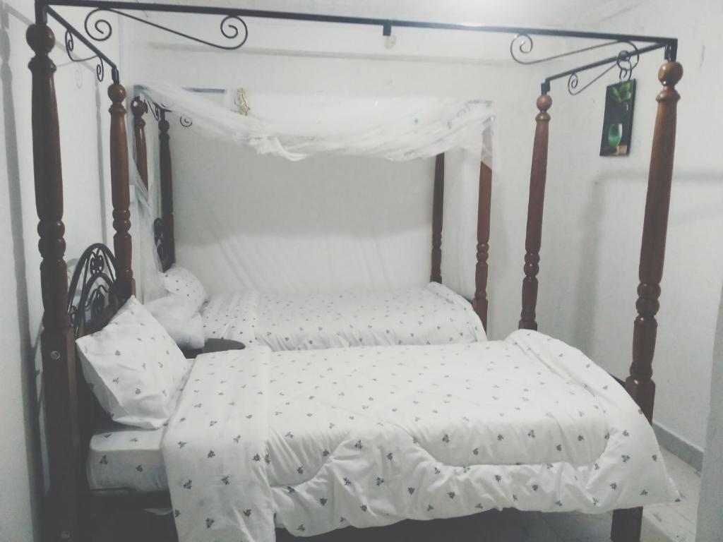 Postel nebo postele na pokoji v ubytování Nairobi Transit Lounge