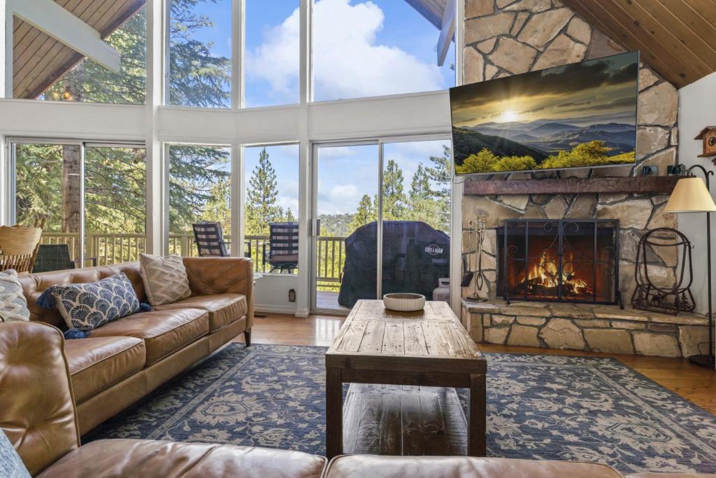 Luxe Mountain Retreat Lake Village Close Game Room AC Backs up to ...