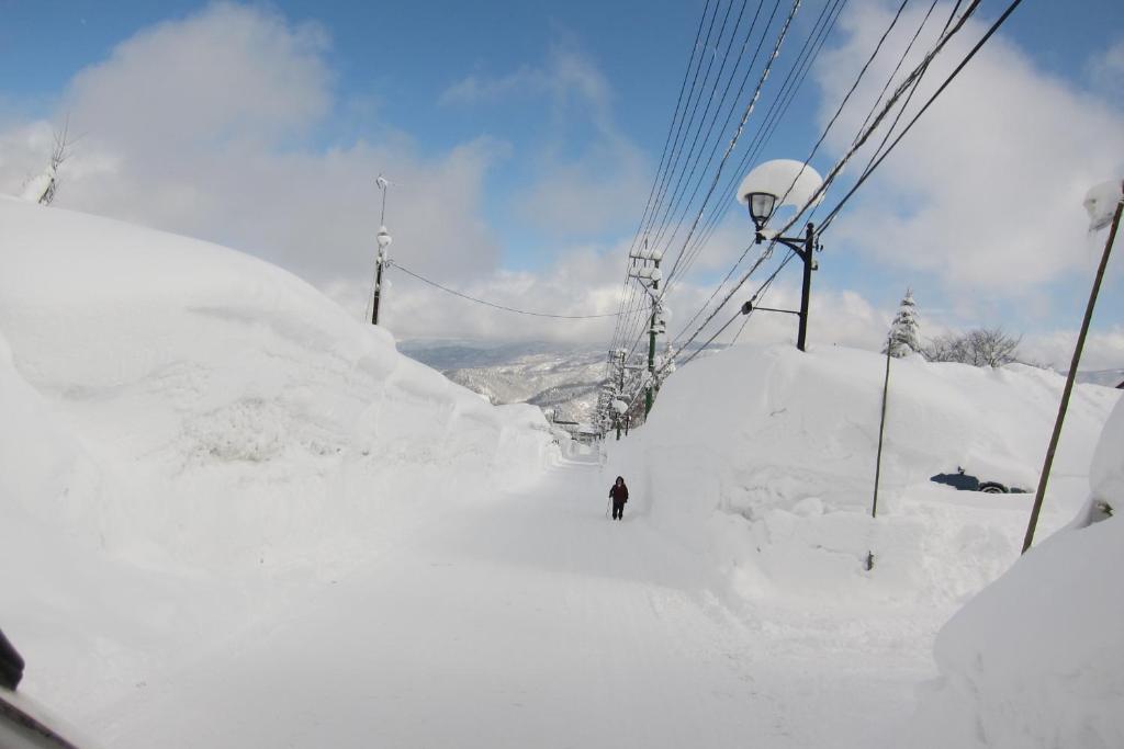 A short walk to Akakura Onsen Ski Lift and Town by Japow House v zimě