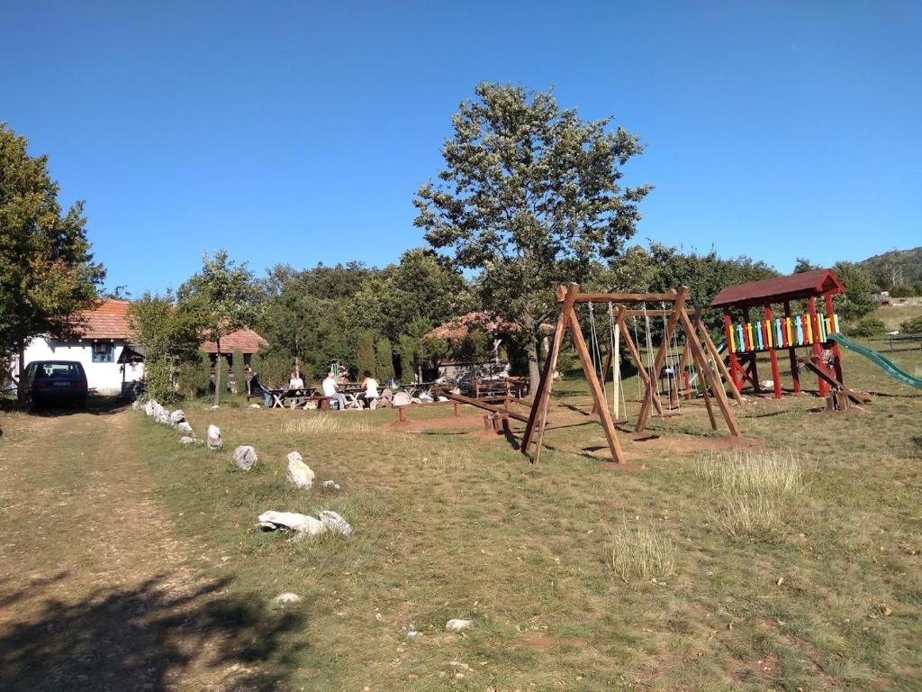 Herní místnost nebo prostor pro děti v ubytování Tomiceva Koliba Rtanj 1