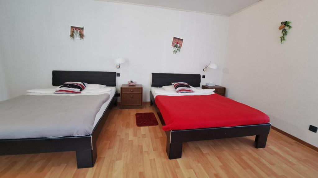 Postel nebo postele na pokoji v ubytování Hôtel La Fontaine