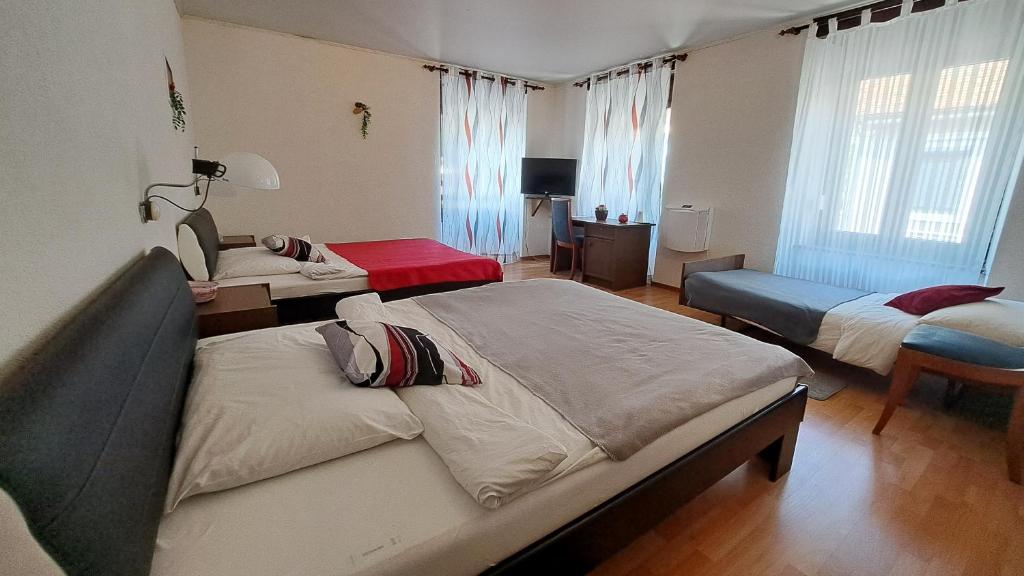 Postel nebo postele na pokoji v ubytování Hôtel La Fontaine