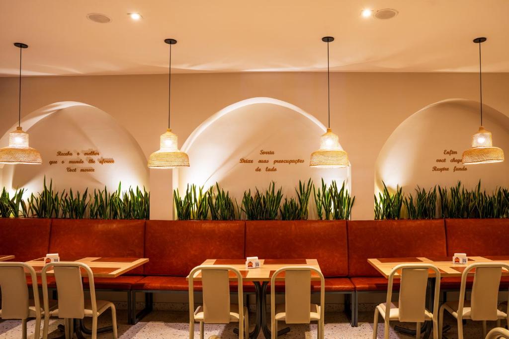 Um restaurante ou outro lugar para comer em Grinbergs Village Hotel