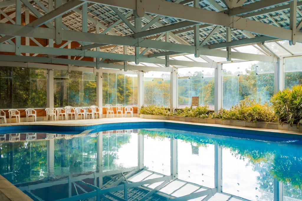 uma piscina num edifício com um tecto grande em Grinbergs Village Hotel em Socorro