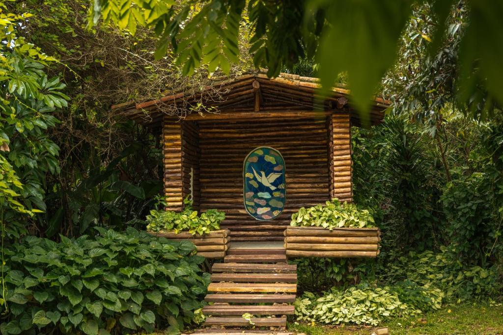 Um jardim no exterior de Grinbergs Village Hotel