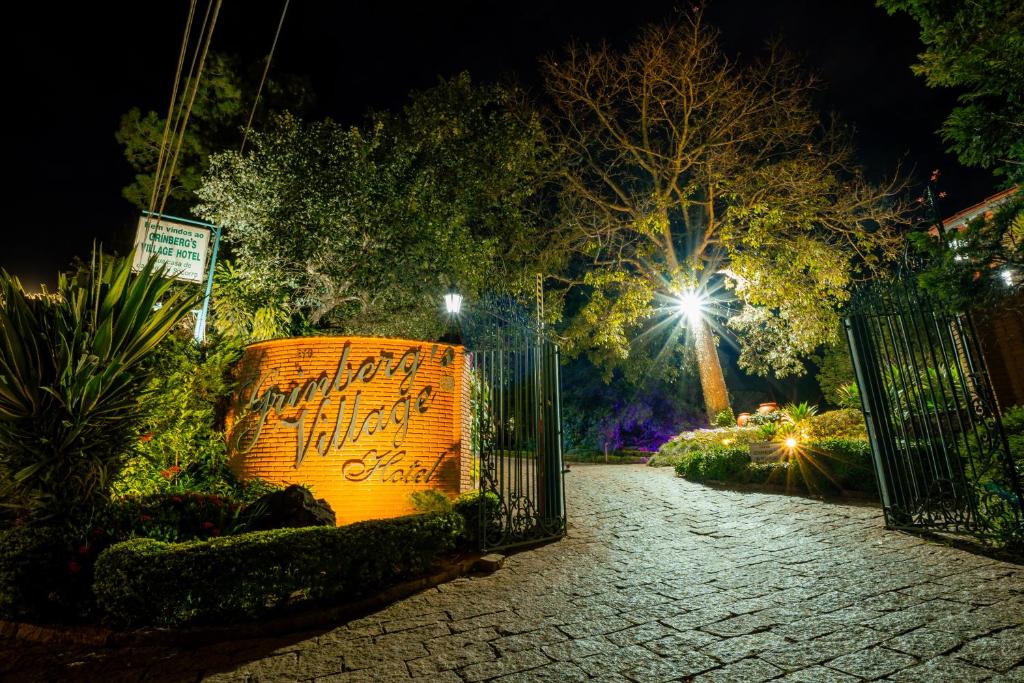 Um jardim no exterior de Grinbergs Village Hotel