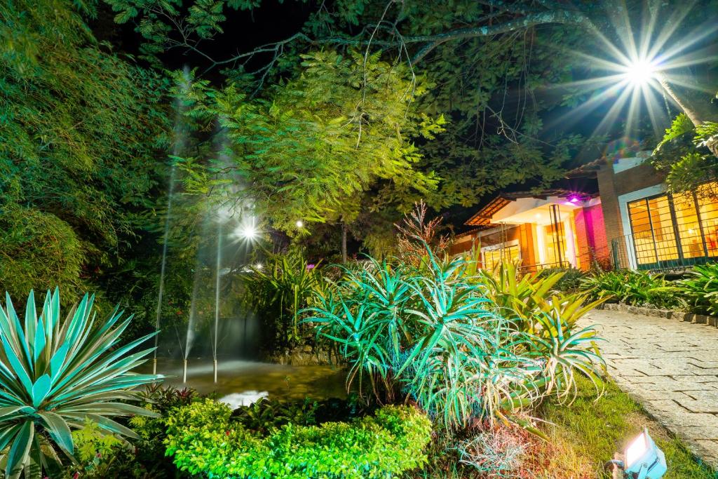 Um jardim no exterior de Grinbergs Village Hotel