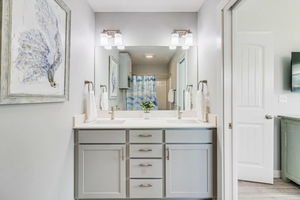 Fotografie z fotogalerie ubytování New Custom Built 6 BDRM Home - Pool & Mins To Beach! v destinaci Port Aransas