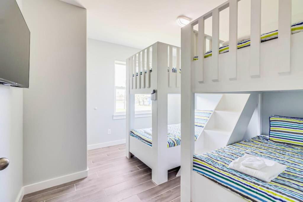 Postel nebo postele na pokoji v ubytování New Custom Built 6 BDRM Home - Pool & Mins To Beach!