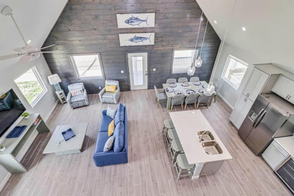 Posezení v ubytování New Custom Built 6 BDRM Home - Pool & Mins To Beach!