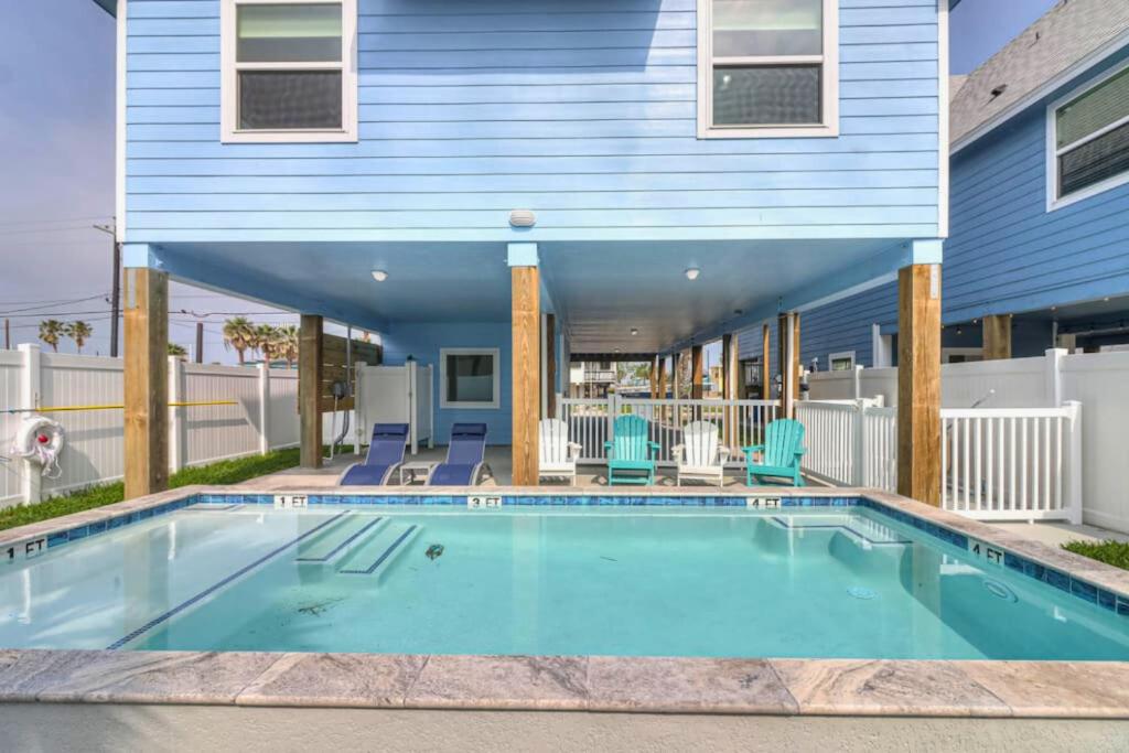 Bazén v ubytování New Custom Built 6 BDRM Home - Pool & Mins To Beach! nebo v jeho okolí