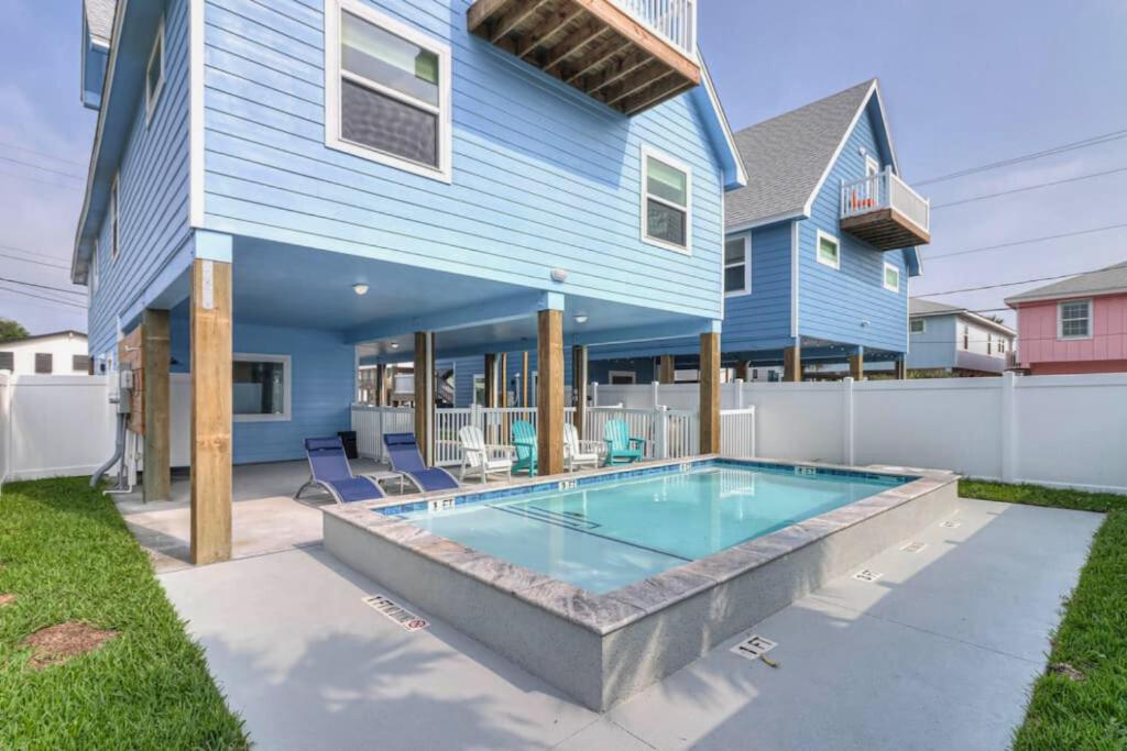 Bazén v ubytování New Custom Built 6 BDRM Home - Pool & Mins To Beach! nebo v jeho okolí