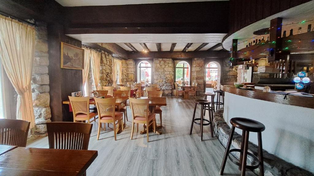 Lounge nebo bar v ubytování Hôtel La Fontaine