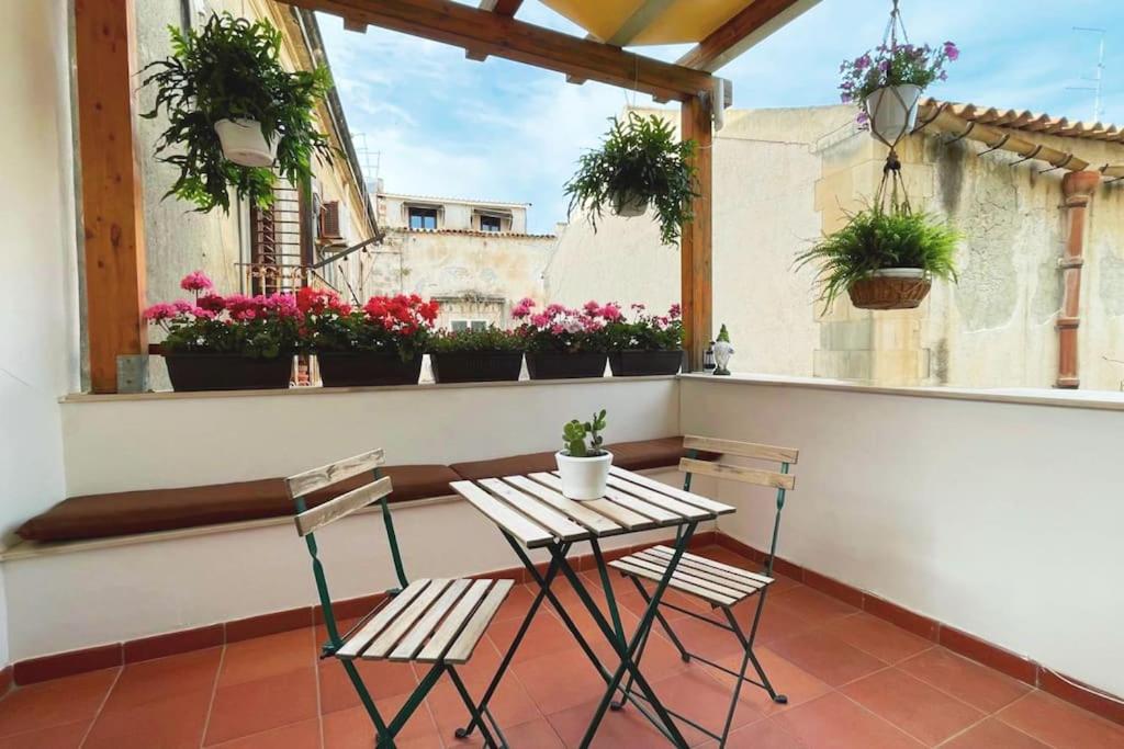A balcony or terrace at TEMPIO DI APOLLO - ORTIGIA con Veranda Privata