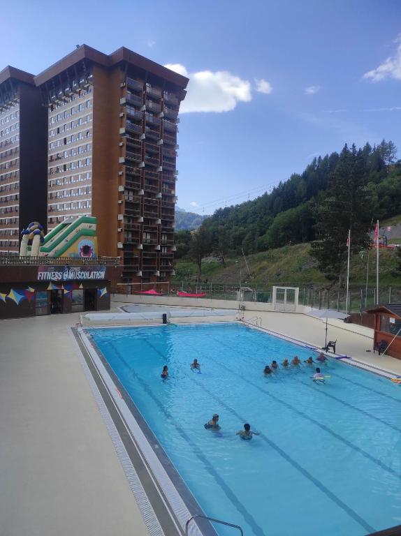 un groupe de personnes nageant dans une piscine dans l'établissement Studio montagne 4 pers, au Corbier