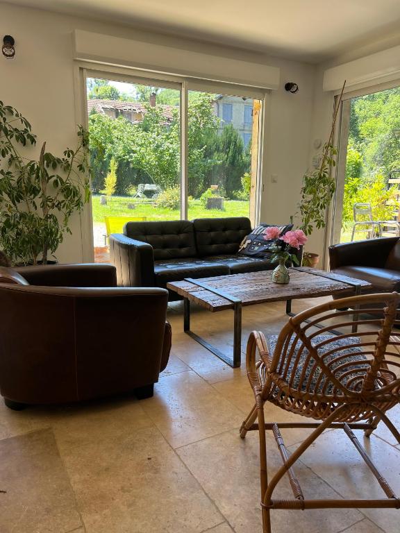 un salon avec un canapé et une table dans l'établissement Maison 6 places, en plein cœur de l’Ariège, proche ski et nature, à Lesparrou