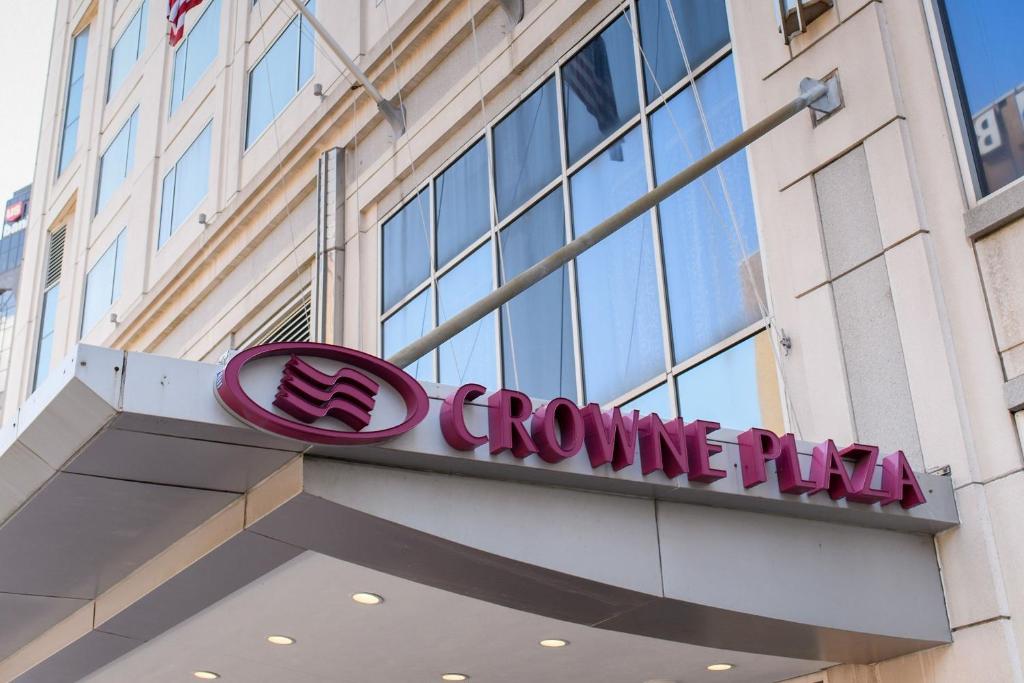 una señal en la parte delantera de un edificio en Crowne Plaza Cleveland at Playhouse Square by IHG, en Cleveland