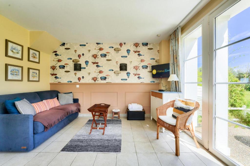 ein Wohnzimmer mit Sofa und Tisch in der Unterkunft Les Maisons de Belle Dune - maeva Home - Maison 4 Pièces 8 Personnes - Prestige MAE-7746 in Fort-Mahon-Plage