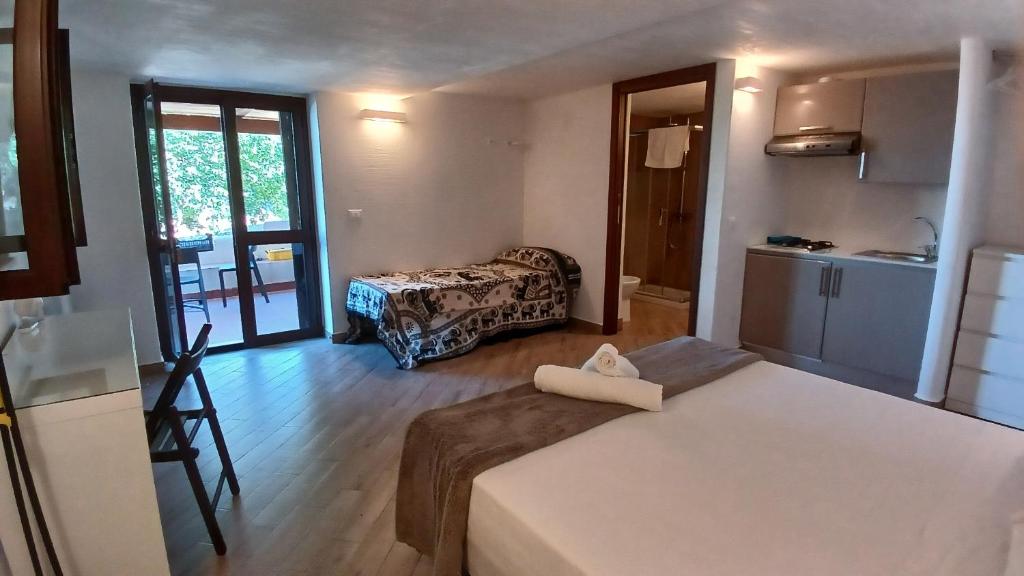 Piccola camera con letto e cucina. di Sotto la Torre e sopra il Porticciolo a Ustica