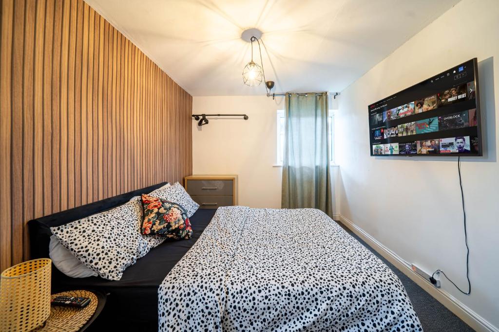 Un dormitorio pequeño con una cama y una ventana. en COMFORTABLE SPARE ROOM with KING SIZE BED, Near Sheffield Centre, en Heeley