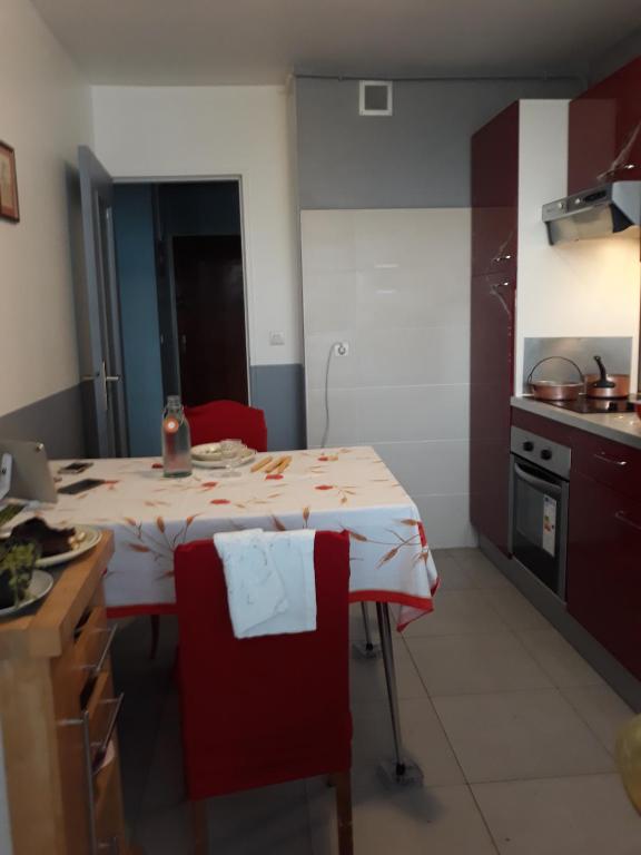 une cuisine avec une table recouverte d'une nappe dans l'établissement Flore, à Toulouse