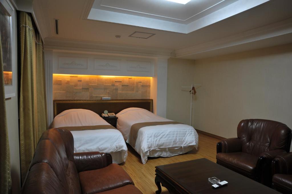 Postel nebo postele na pokoji v ubytování Palace Hotel Gwangju