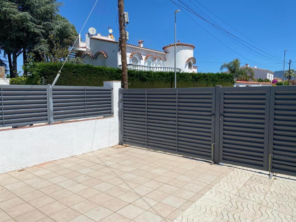 Fotografie z fotogalerie ubytování Villa Empuriabrava on main canal with 13 m private mooring, private pool, air con in all rooms, non-smoking v destinaci Empuriabrava