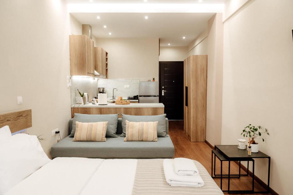 een slaapkamer met een bed en een keuken in een kamer bij The Clock House in Veria