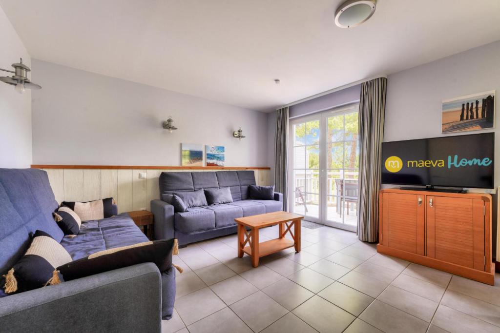 ein Wohnzimmer mit Sofa und Fernseher in der Unterkunft Résidence Belle Dune - maeva Home - Appartement 3 pièces 6 personnes - Sélection MAE-9634 in Fort-Mahon-Plage