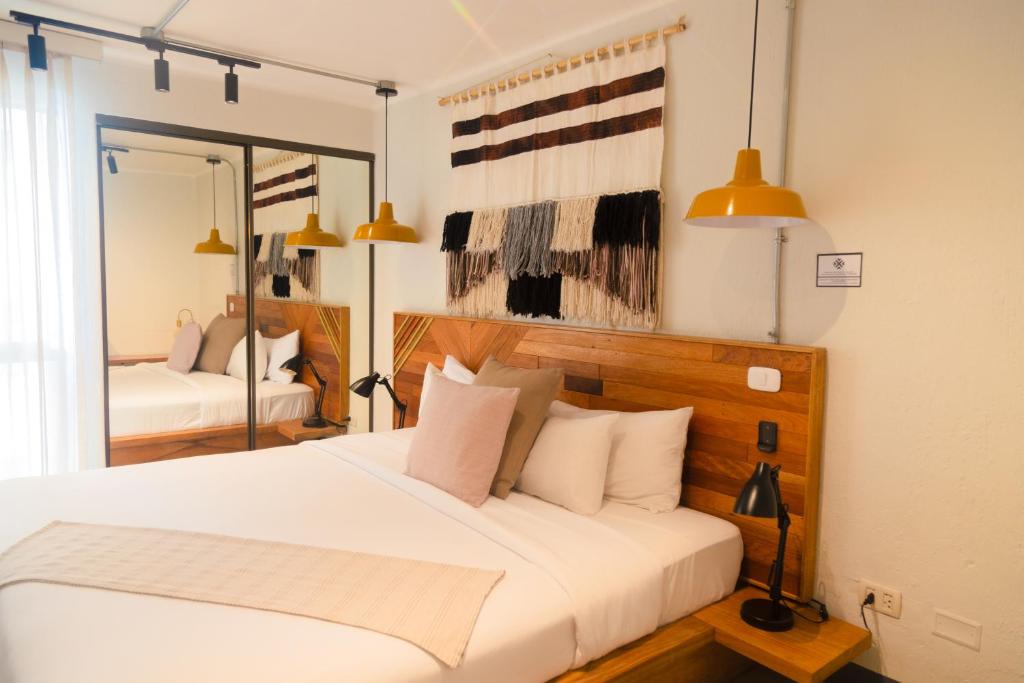 Giường trong phòng chung tại Miraflores Apartments