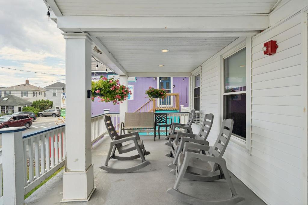 Μπαλκόνι ή βεράντα στο The Porch Ocean Views Newly Renovated