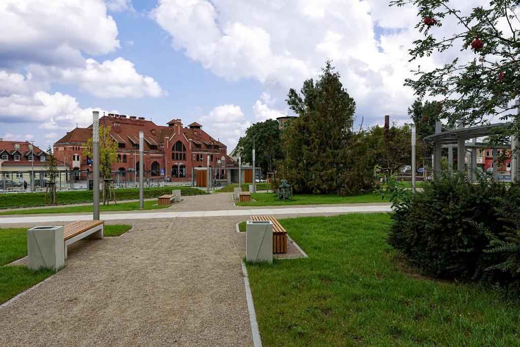 Vonkajšia záhrada v ubytovaní Artystyczna przestrzeń przy Zabytkowym Dworcu