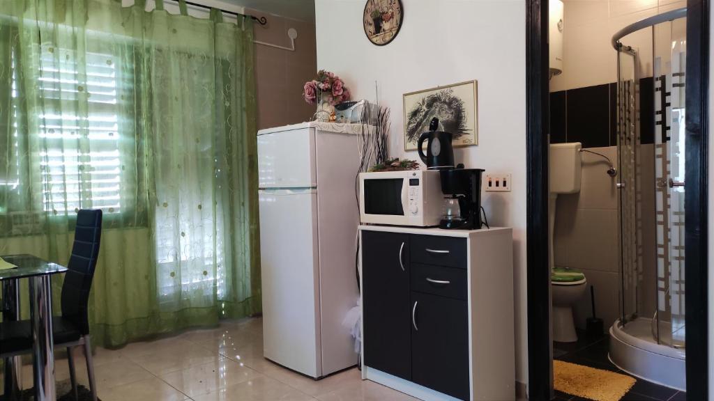 Kuchyň nebo kuchyňský kout v ubytování Apartmani Anastazija