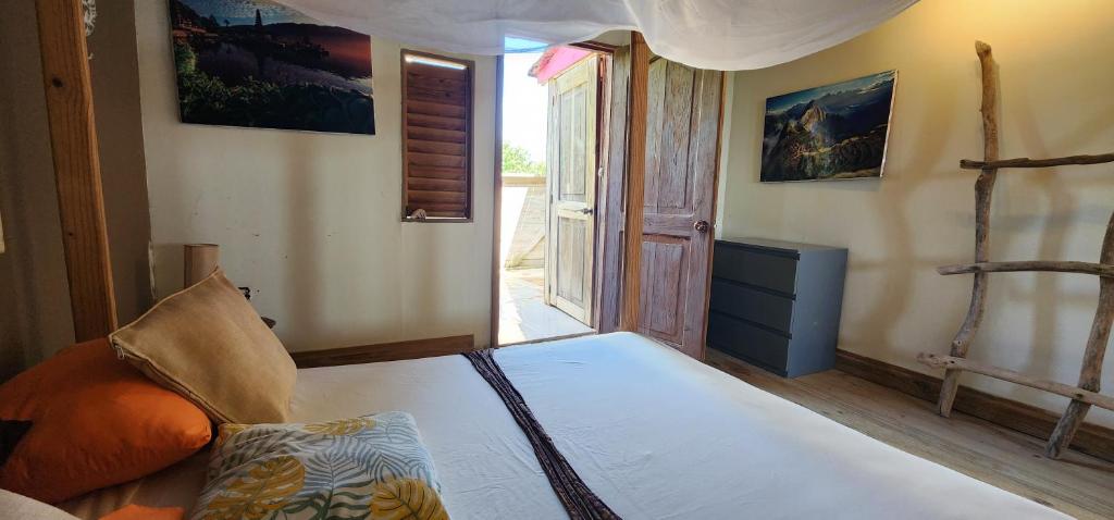 Rúm í herbergi á Tropic ecolodge