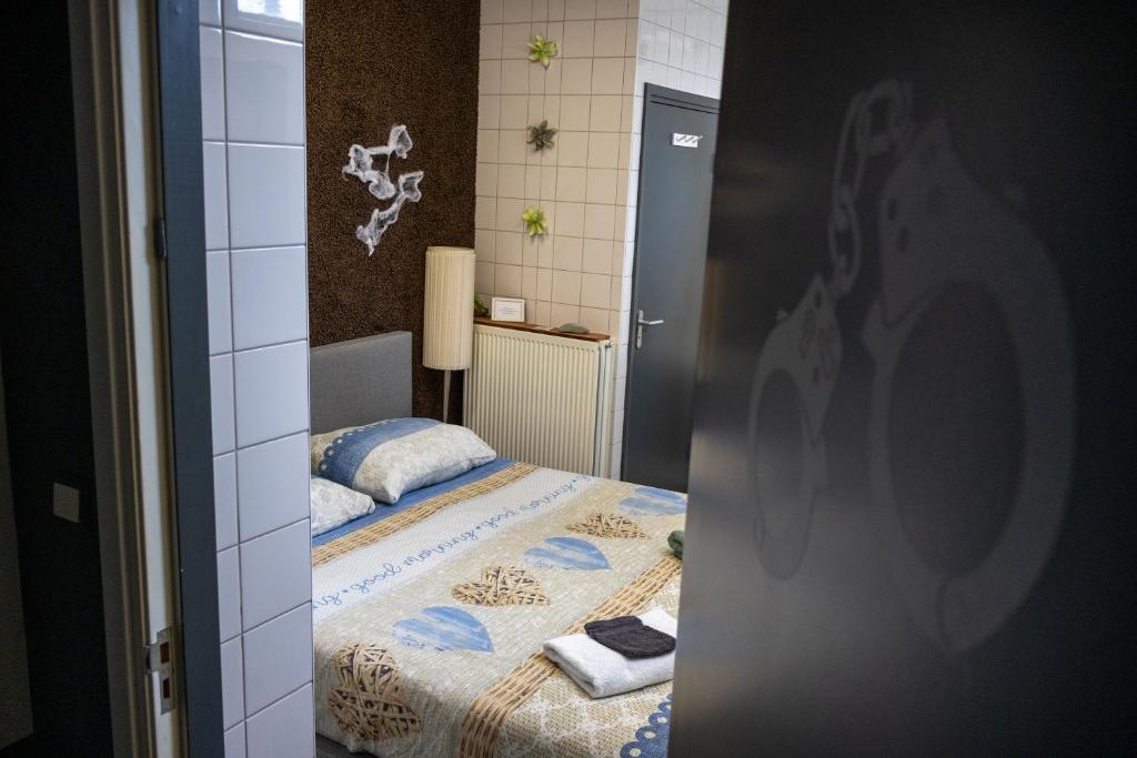a bedroom with a bed with towels on it at Voormalige Gevangenis Cel bij B&B Gezond aan Zee - Toegang Wellnesstuin meerprijs in Ouddorp