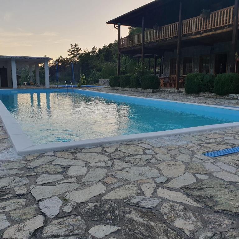 Bazén v ubytování Etno Selo VRELO & Camping nebo v jeho okolí